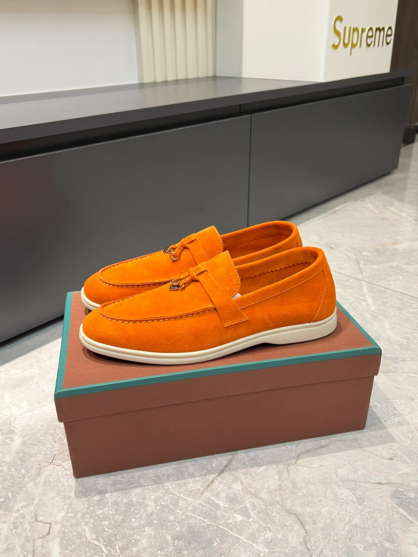 Men's shoes 💰p360 "Loro men's shoes 💰pian'*" Classic L men's shoes for couples 💰p Top version British flat loafers, a must-have item in old money style, the minimalist design is eye-catching and durable, a plus point for dressing The soft foot feel and texture are outstanding. They don’t scratch your feet and are very nice. They are matched with soft and waxy soles. They can be worn daily for a long time without getting tired. They are easy to wear, versatile and classic items, with perfect foot feel and texture! Imported cashmere fabric, the lining is made of imported A-grade water-dyed cow lining, the top version of the genuine leather midsole is sewn with pure handmade mark thread! Size: Female 35-40 (34. Customized) Male 38-44 (45.46. Customized)